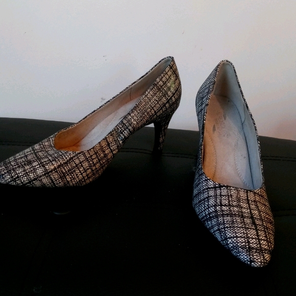 Exquisite - Picture 1 of 3